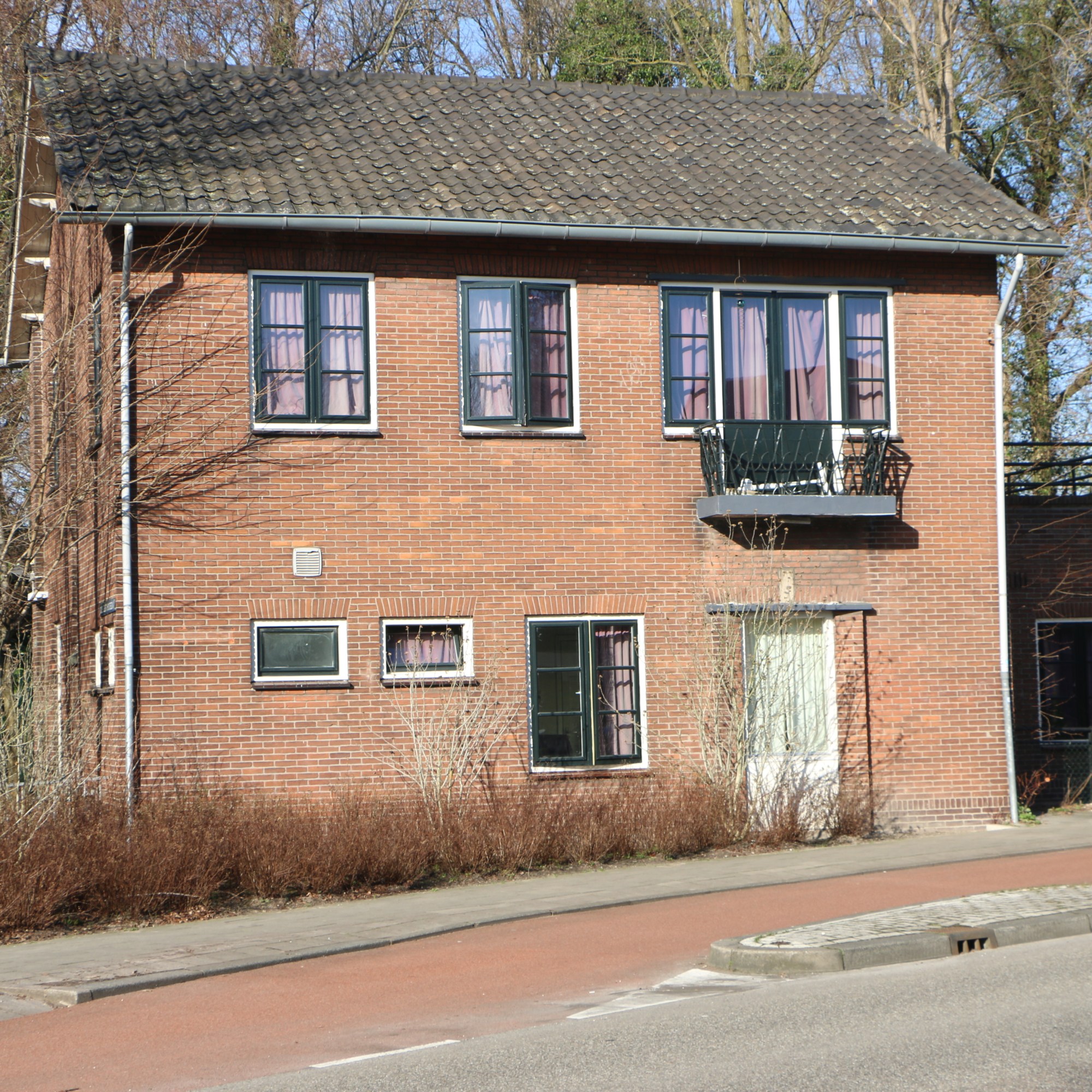 Loevenhoutsedijk Utrecht. Restant voormalige woonschool. Badhuis.