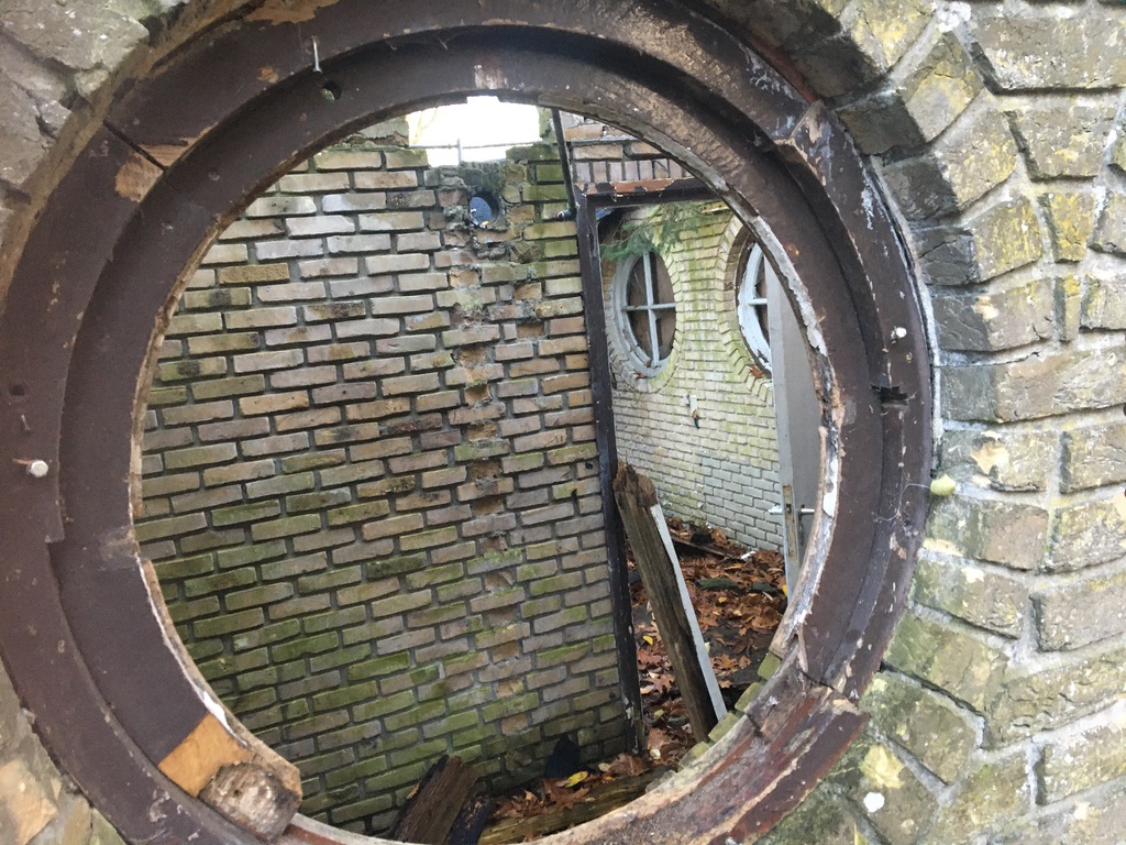 Muur van Mussert, Lunteren. Ruine van bijgebouw. 2021.