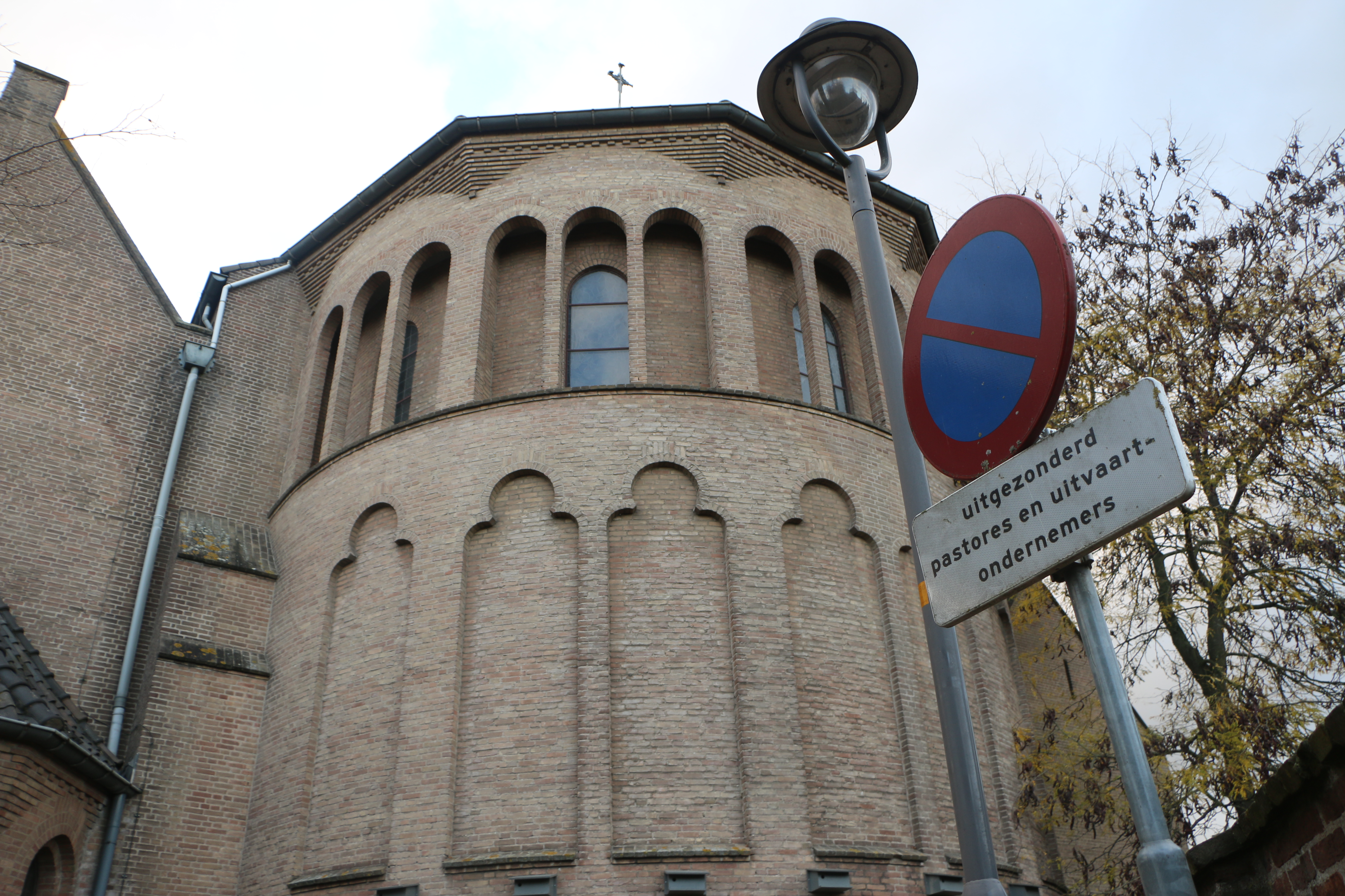 Huissen, grote kerk. Koor uit de wederopbouw.
