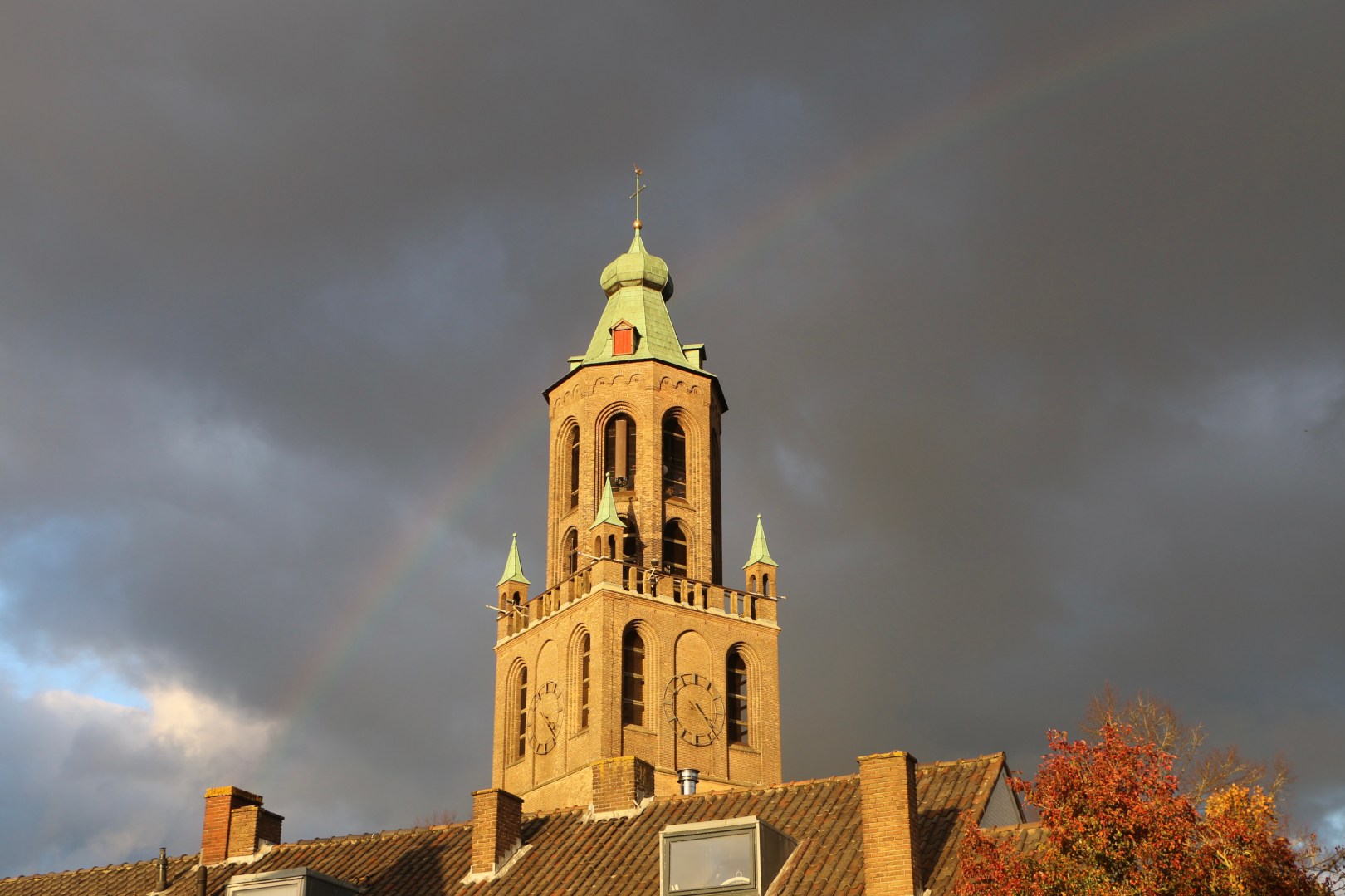 Huissen, grote kerk. Toren en regenboog.