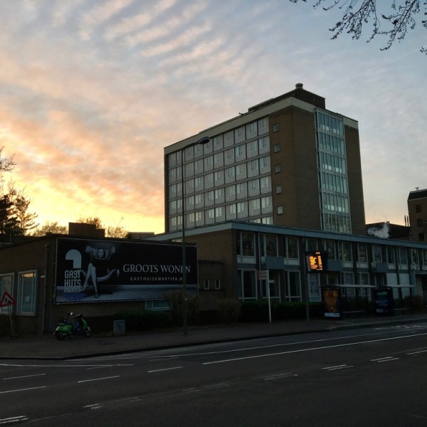 Hunkerbunker: de vrijgezellenflat als betonnen anticonceptiepil. Rijnstaete en Huize&nbsp;Bloemenkamp.