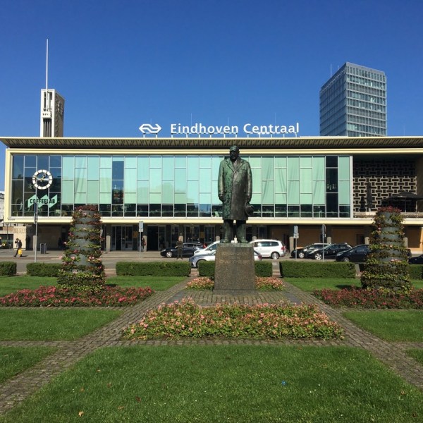 Station Eindhoven. Een stenen&nbsp;kalmeringspil.