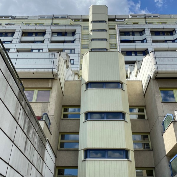 Betonbrutalisme XXL. Wonen op een&nbsp;snelwegtunnel.