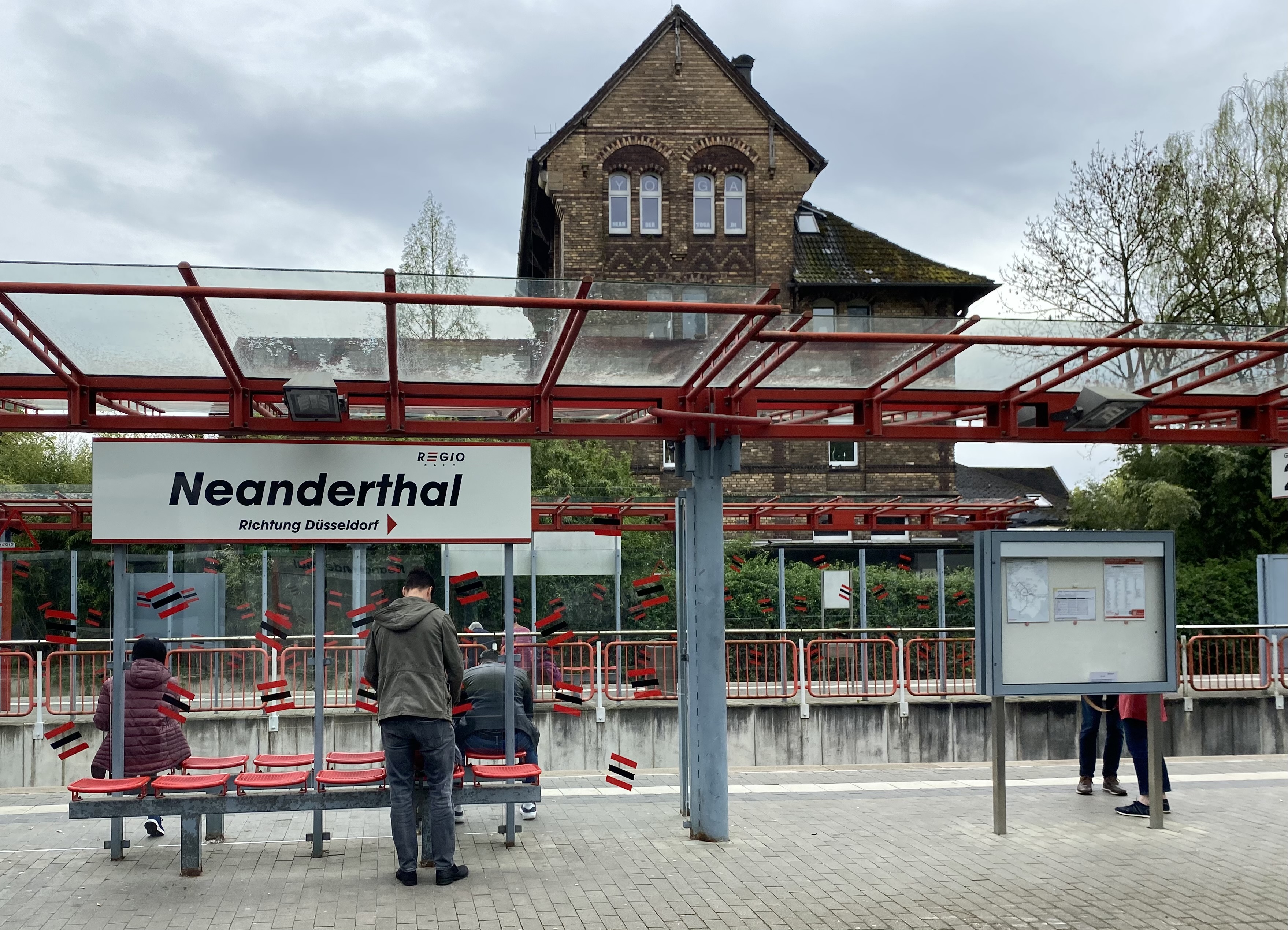 Neanderthal bahnhof-Troosteloosoptimisme.com