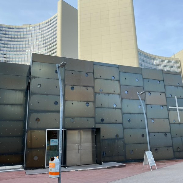 Donau-City Kirche Wien. De&nbsp;containerkerk.