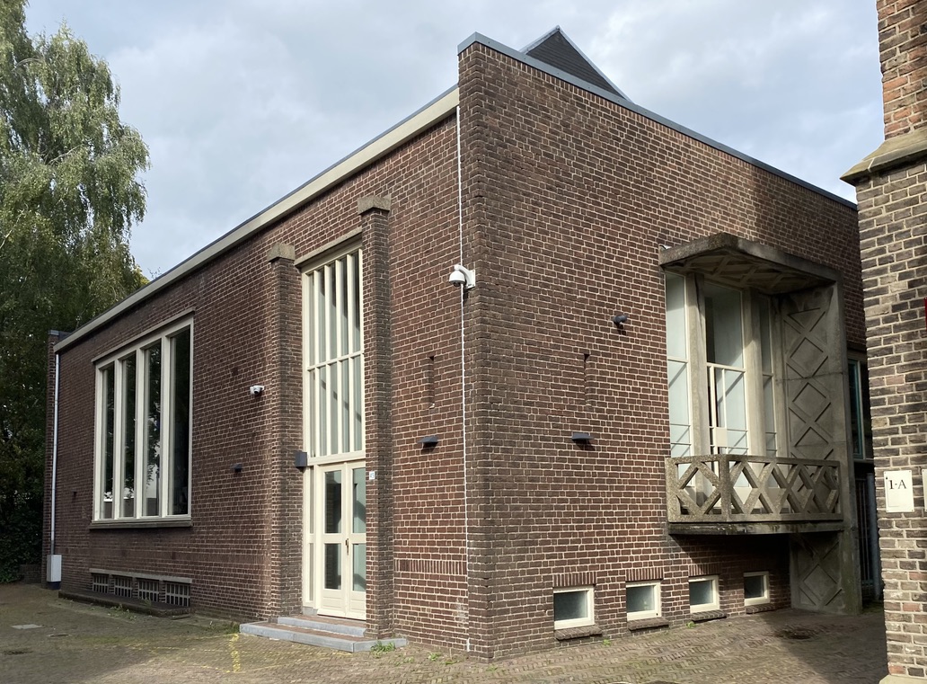Walburgiskerk Arnhem. Parochiehuis. Monument van de wederopbouw.