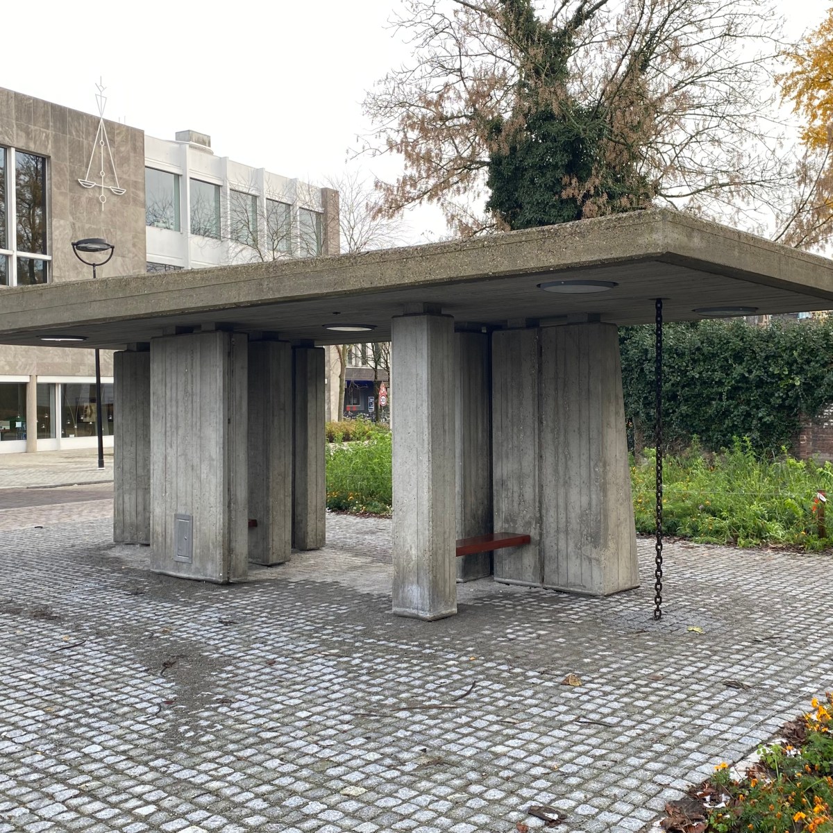 De Abri van Beljon in Tilburg. Een bushalte als hunebed en&nbsp;doolhof.