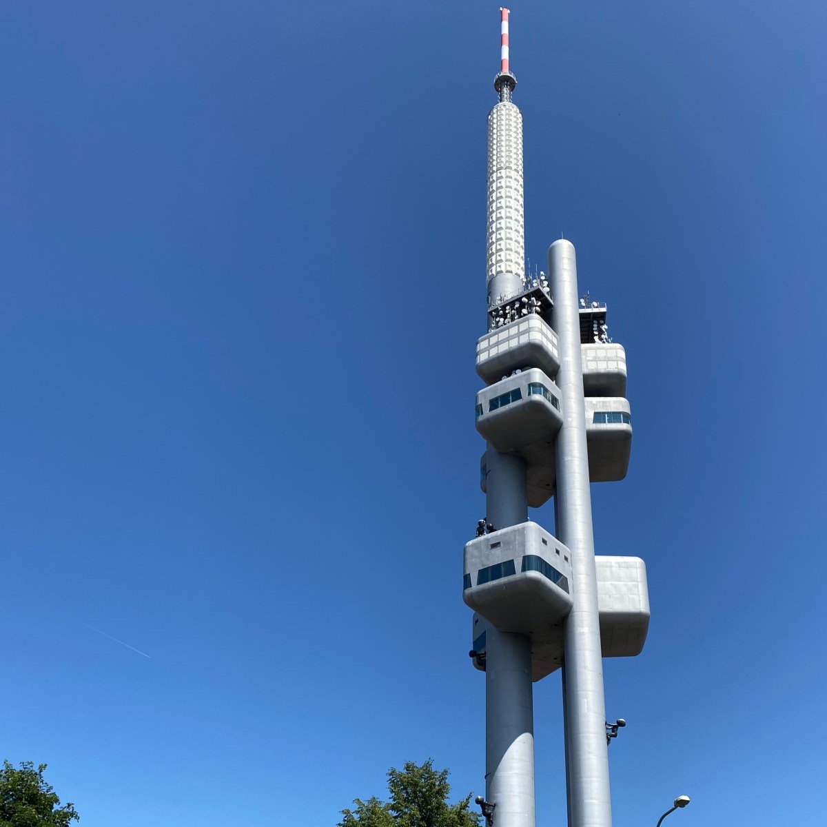 De TV toren van Praag. Een dubbele belediging voor de mooiste stad ter&nbsp;wereld.